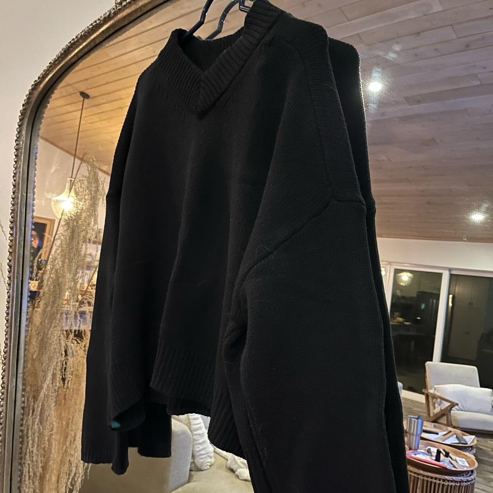 GAP Women's cash soft Black V-Neck Sweater